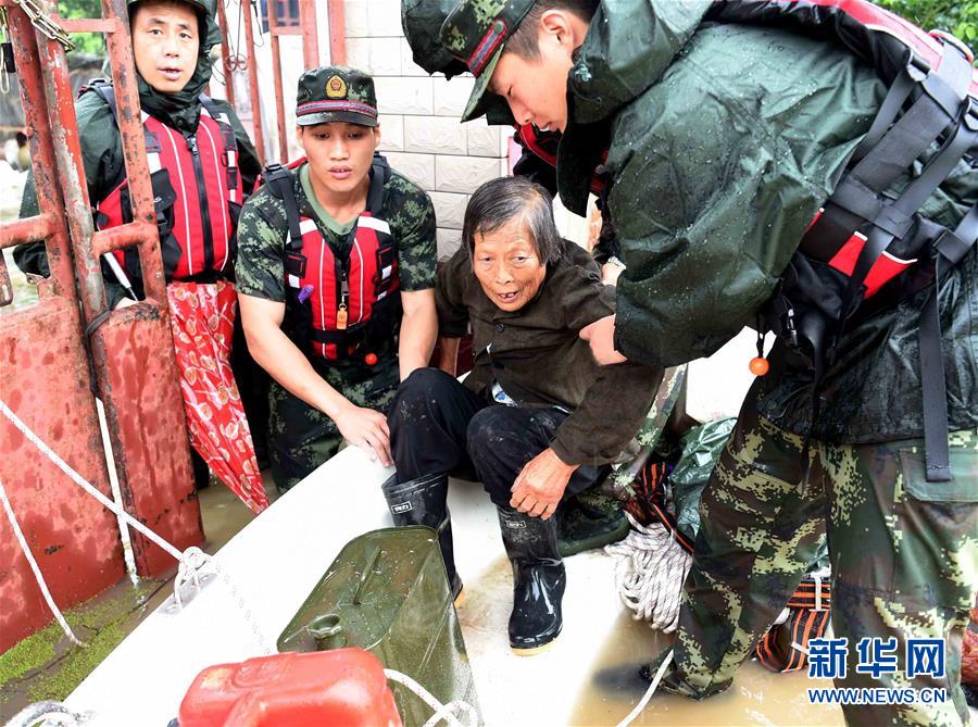 La foto muestra a bomberos rescatando a residentes atrapados por la inundación en un pueblo de la provincia china de Anhui. (Xinhua)