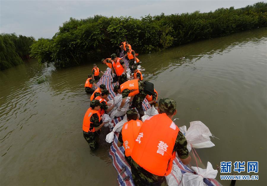 La foto muestra a soldados reforzando un dique en la provincia china de Jiangsu el 4 de julio.(Xinhua/Ji Chunpeng)