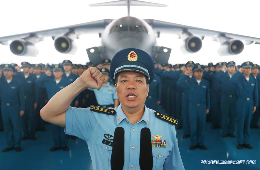 Chen Gang (frente), comandante de división de la Fuerza Aérea del Ejército Popular de Liberación (EPL), toma juramento durante la ceremonia de entrega del Y-20, una aeronave de grandes dimensiones de fabricación china, en Chengdu, capital de la provincia de Sichuan, en el suroeste de China, el 6 de julio de 2016. El avión de transporte Y-20, se incorporó oficialmente el miércoles a la Fuerza Aérea del EPL. (Xinhua/Liu Yinghua)