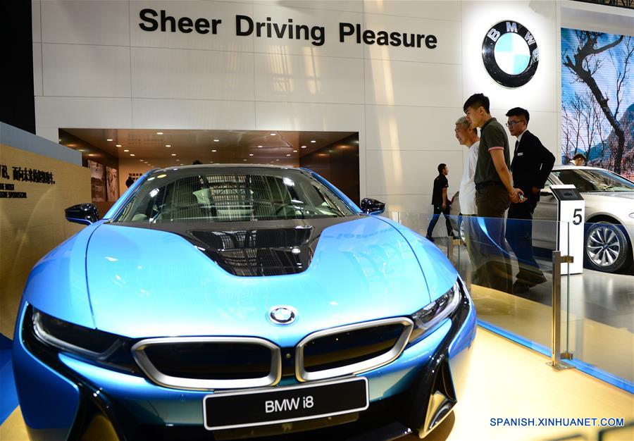 Personas observan un automóvil deportivo BMW i8 exhibido en la 7 Exposición Internacional del Automóvil 2016, en Xi'an, capital de la provincia de Shaanxi, en el noroeste de China, el 6 de julio de 2016. La exposición del automóvil, con la participación de aproximadamente mil tipos de automóviles, comenzó el miércoles en Xi'an, y permanecerá hasta el 11 de julio. (Xinhua/Shao Rui)