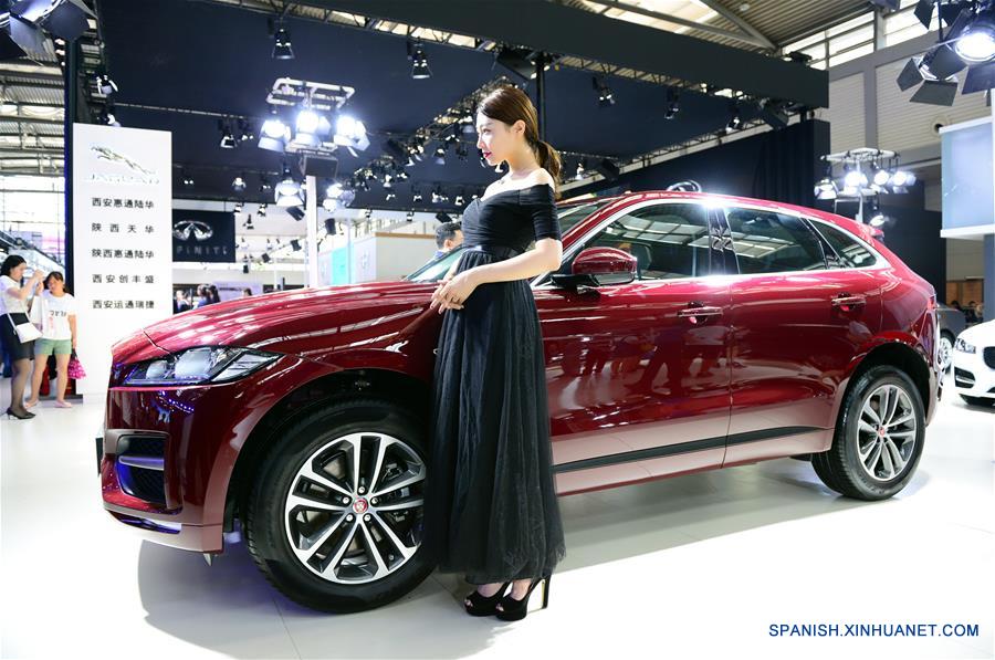 Una modelo posa durante la 7 Exposición Internacional del Automóvil 2016, en Xi'an, capital de la provincia de Shaanxi, en el noroeste de China, el 6 de julio de 2016. La exposición del automóvil, con la participación de aproximadamente mil tipos de automóviles, comenzó el miércoles en Xi'an, y permanecerá hasta el 11 de julio. (Xinhua/Shao Rui)