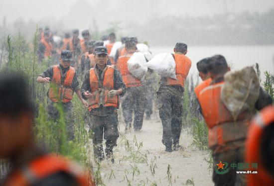 Militares chinos participan en control de inundaciones