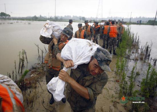 Militares chinos participan en control de inundaciones