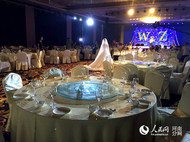 Se celebra boda de 300 invitados con tan sólo 10 debido a las inundaciones de Henan