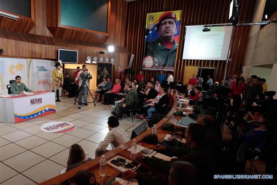CARACAS, julio 12, 2016 (Xinhua) -- Imagen cedida por la Presidencia de Venezuela del presidente venezolano, Nicolás Maduro (i), participando durante la edición 60 de su programa "En Contacto con Maduro", en el Comando Estratégico Operacional de la Fuerza Armada Nacional Bolivariana (FANB), en Caracas, Venezuela, el 12 de julio de 2016. Nicolás Maduro, designó el martes a nuevas autoridades militares en cinco puertos estratégicos de esta nación sudamericana, con el fin de contrarrestar la corrupción vinculada al desvío de productos de primera necesidad. (Xinhua/Presidencia de Venezuela)
