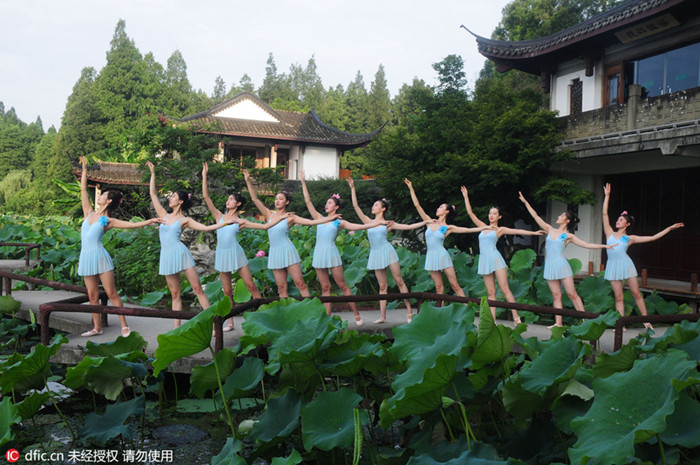Bailarinas actúan en el Lago Oeste de Hangzhou