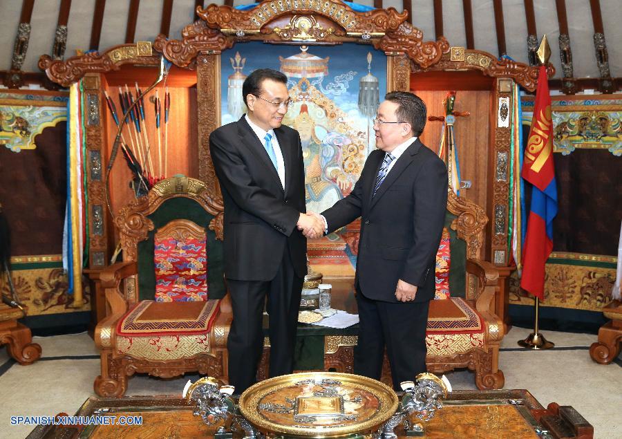 El primer ministro chino Li Keqiang, se reúne con el presidente de Mongolia, Tsakhiagiin Elbegdorj, en Ulan Bator, Mongolia, el 14 de julio de 2016. (Xinhua/Ma Zhancheng)