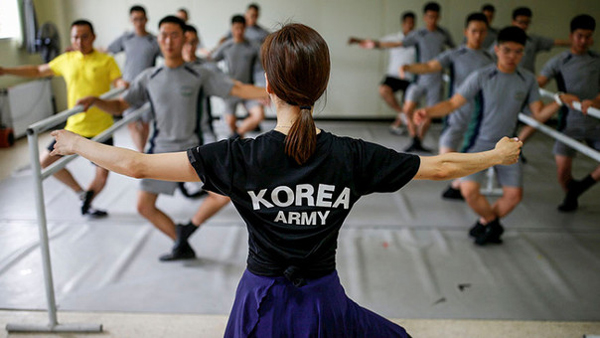 Los soldados surcoreanos reciben clases de ballet para combatir el estrés