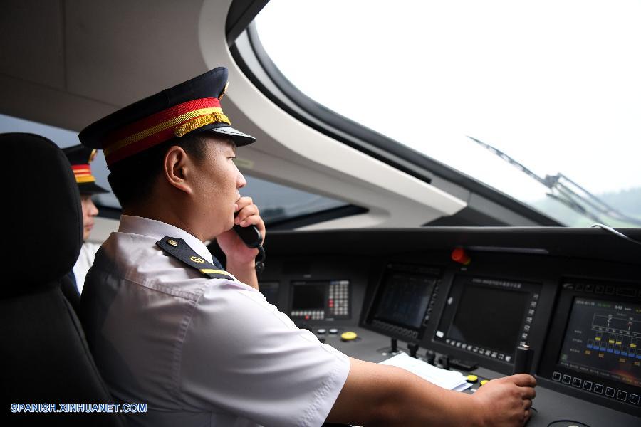 ZHENGZHOU, julio 15, 2016 (Xinhua) -- El conductor opera el tren bala "Delfín Azul" en la línea entre Zhengzhou en la provincia central de Henan, en China, y Xuzhou en la provincia de Jiangsu en el este de China, el 15 de julio de 2016. Dos trenes chinos denominados "Fénix Dorado" y "Delfín Azul" circulando a una velocidad récord de 420 km/h en direcciones opuestas se cruzaron en vías paralelas el viernes en la última hazaña realizada por China en una vía de alta velocidad. (Xinhua/Zhu Xiang)