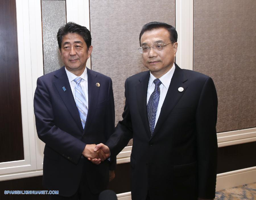 El primer ministro de China, Li Keqiang, se reúne con el primer ministro de Japón, Shinzo Abe, en Ulan Bator, Mongolia, 15 de julio de 2016. (Xinhua / Pang Xinglei)