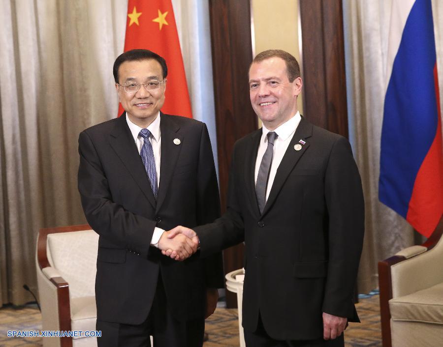 El primer ministro de China, Li Keqiang, se reúne con el primer ministro de Rusia, Dmitry Medvedev, en Ulan Bator, Mongolia, 15 de julio de 2016. (Xinhua / Pang Xinglei)