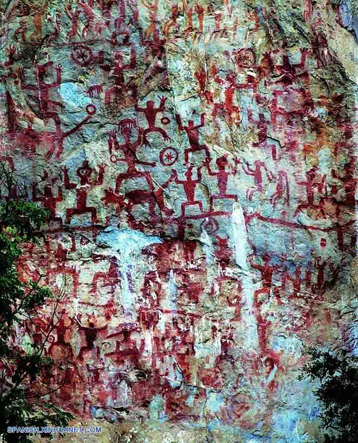 GUANGXI, julio 15, 2016 (Xinhua) -- Imagen de archivo sin fechar cedida por el sitio web de la Organización de las Naciones Unidas para la Educación, la Ciencia y la Cultura (UNESCO) de una vista de las pinturas rupestres a lo largo del río Zuojiang, en la Región Autónoma Zhuang de Guangxi, en el sur de China. Las pinturas rupestres de la Región Autónoma Zhuang de Guangxi de China han sido incluidas como patrimonio mundial el 15 de julio de 2016 por el Comité del Patrimonio Mundial, en su 40 sesión llevada a cabo en Estambul. (Xinhua/Str)