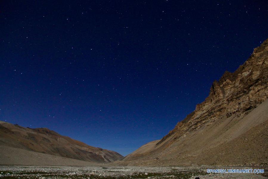 Paisaje del cielo nocturno en el campamento base del Monte Qomolangma