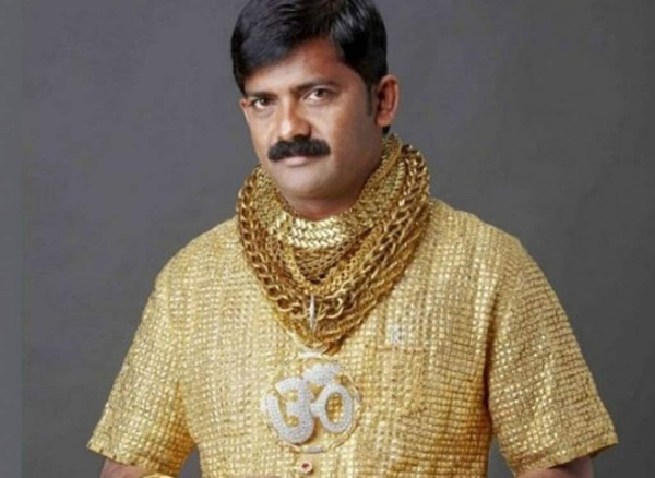 Asesinan al millonario indio de la camisa de oro más cara del mundo