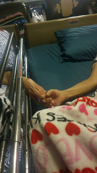 Matrimonio de 58 años de casados mueren tomados de la mano en Texas