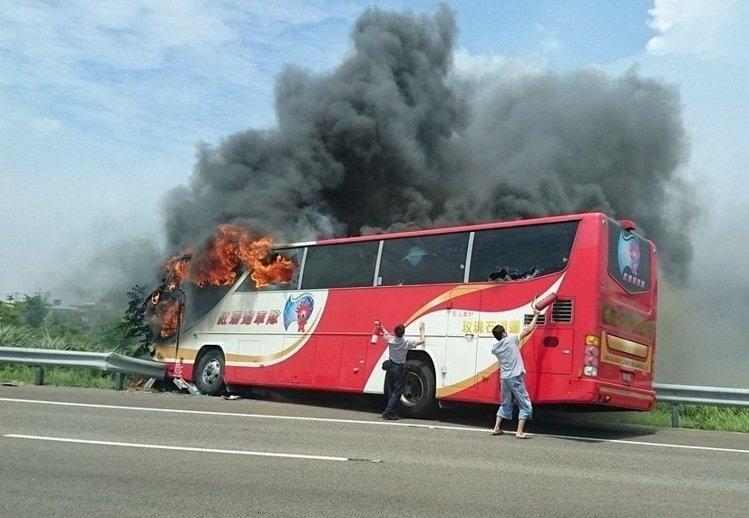 Autocar turístico se incendia en Taiwan