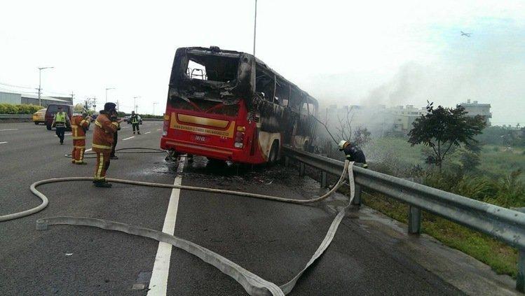 Autocar turístico se incendia en Taiwan