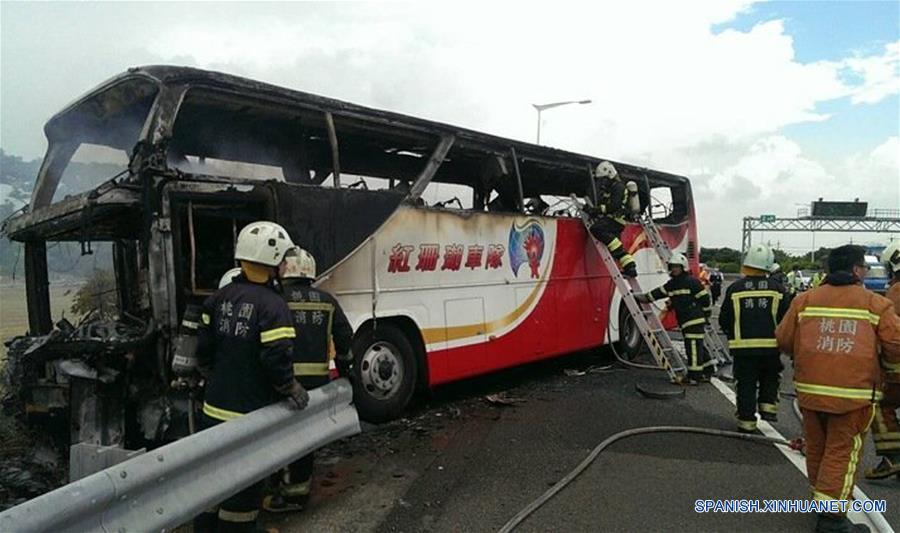 Rescatistas trabajan en el sitio de un accidente de un autobús incendiado en Taipei, Taiwan, en el sureste de China, el 19 de julio de 2016. Un autobús de turistas se incendió en una autopista cerca del Aeropuerto de Taoyuan el martes, matando a 26 personas a bordo, incluyendo a 24 turistas de la parte continental de la provincia de Liaoning, en el noreste de China. (Xinhua/Str)