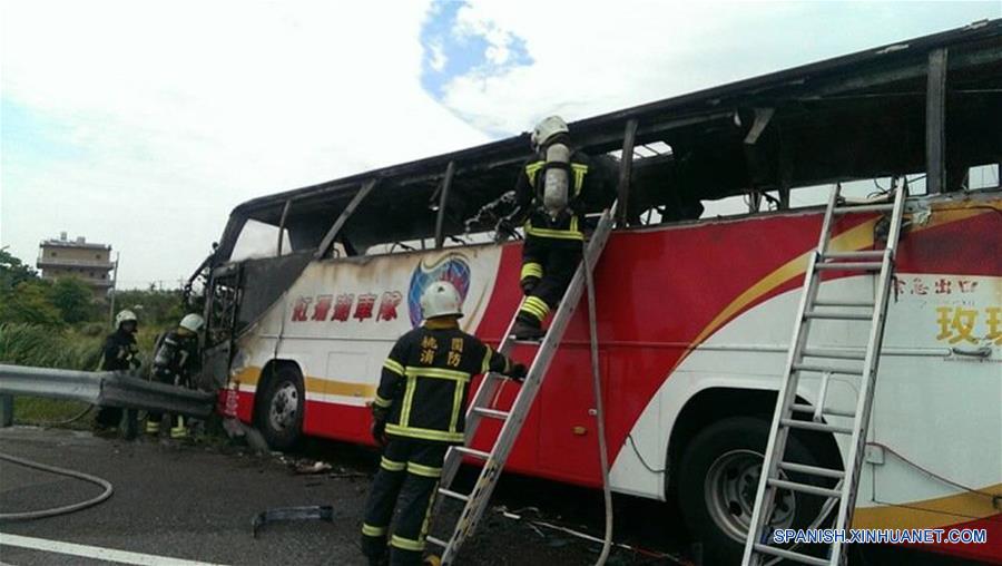  Rescatistas trabajan en el sitio de un accidente de un autobús incendiado en Taipei, Taiwan, en el sureste de China, el 19 de julio de 2016. Un autobús de turistas se incendió en una autopista cerca del Aeropuerto de Taoyuan el martes, matando a 26 personas a bordo, incluyendo a 24 turistas de la parte continental de la provincia de Liaoning, en el noreste de China. (Xinhua/Str)