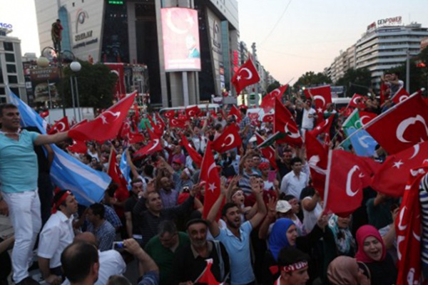 Erdogan retira la licencia a 21.000 profesores “golpistas”