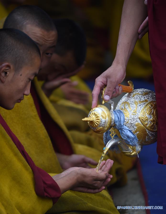 XIGAZE, julio 20, 2016 (Xinhua) -- Monjes participan en el descubrimiento del Buda en el monasterio Zhaxi Lhunbo, en Xigaze, en la región autónoma del Tíbet, en el suroeste de China, el 20 de julio de 2016. La ceremonia anual concluyó el miércoles. (Xinhua/Chogo)