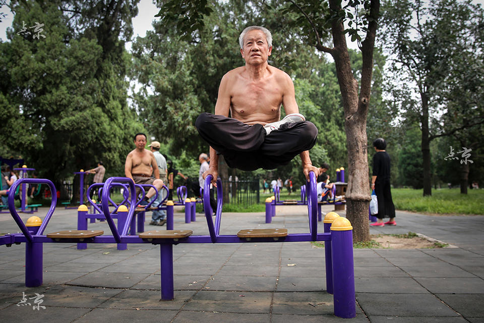 Los abuelitos del “kung fu” muestran sus habilidades en el parque