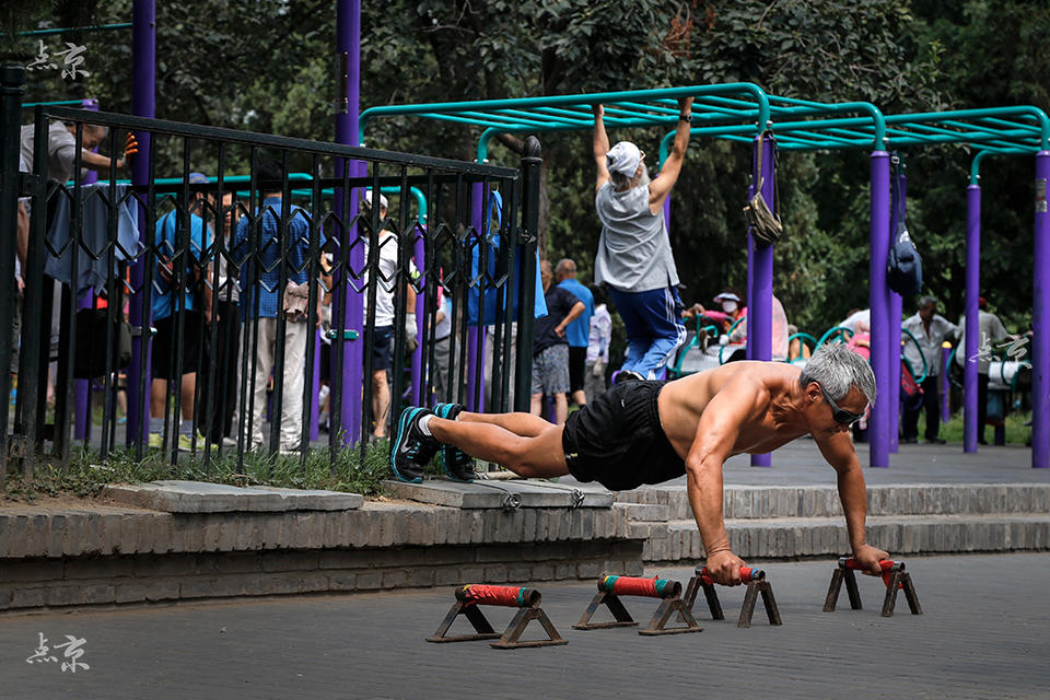 Los abuelitos del “kung fu” muestran sus habilidades en el parque