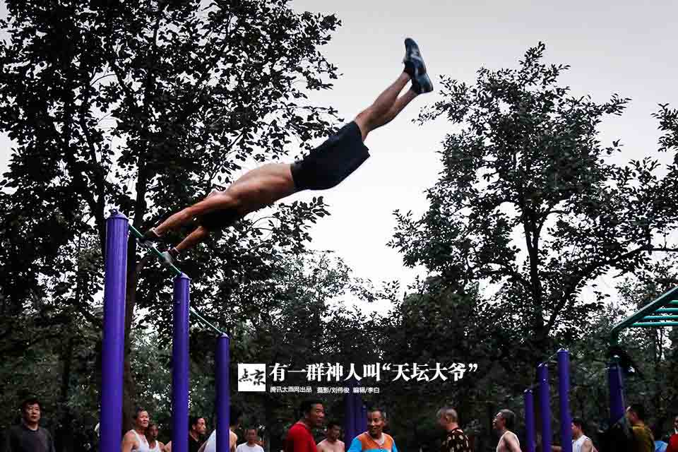 Un anciano realiza acrobacias en el parque del Templo del Cielo en Beijing. 