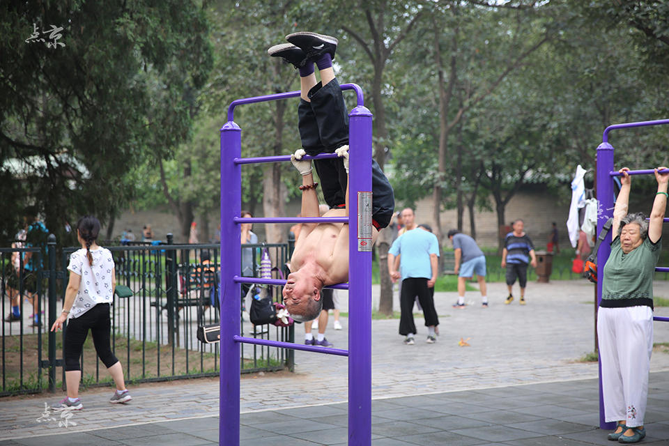 Un anciano realiza acrobacias en el parque del Templo del Cielo en Beijing.