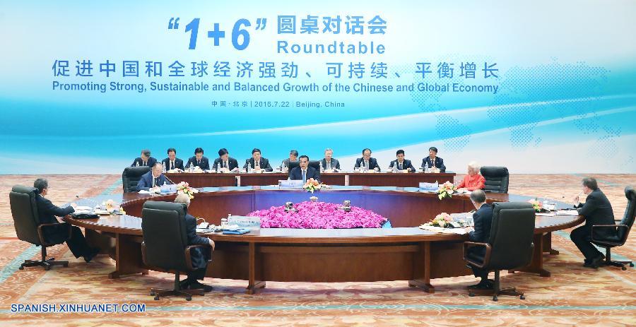 Primer ministro chino y líderes financieros internacionales discuten respuesta ante desafíos económicos globales