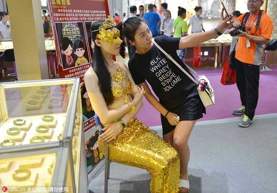 Modelo exhibe bikini de oro en exposición de joyas
