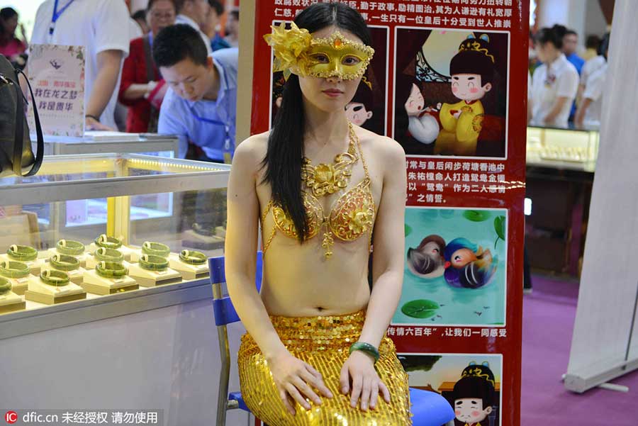 Modelo exhibe bikini de oro en exposición de joyas