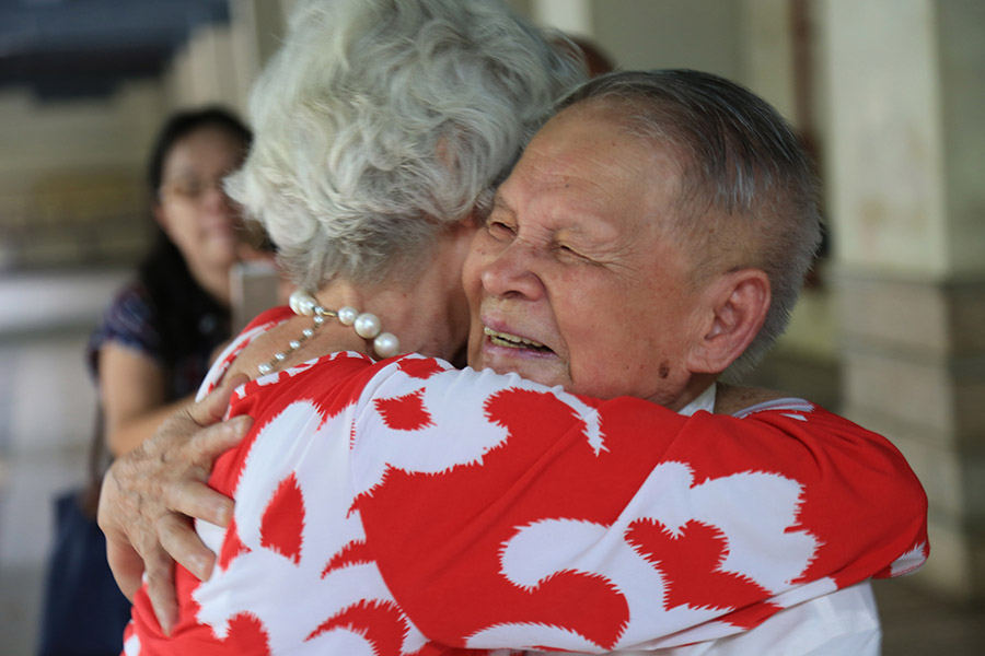 Previte y Wang se abrazan durante el reencuentro de las familias después de 71 años, en Guiyang, China, el 27 de julio de 2016. [Fotografía de Jun/chinadaily.com.cn Yang]