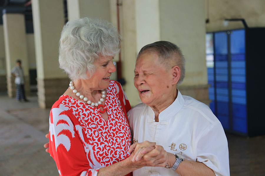 Previte y Wang se abrazan durante el reencuentro de las familias después de 71 años, en Guiyang, China, el 27 de julio de 2016. [Fotografía de Jun/chinadaily.com.cn Yang]