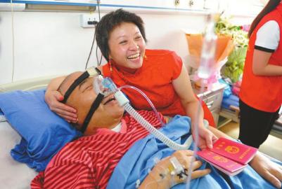 Enfermo grave se matrimonia con su leal prometida en el hospital de Chongqing