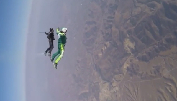 El primer salto de la historia sin paracaídas desde casi 8.000 metros