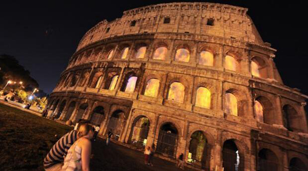 Dos jóvenes escalan de noche el Coliseo de Roma