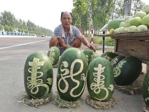 Gu Xinliang posa con sus sandías. [Foto/China.com.cn]