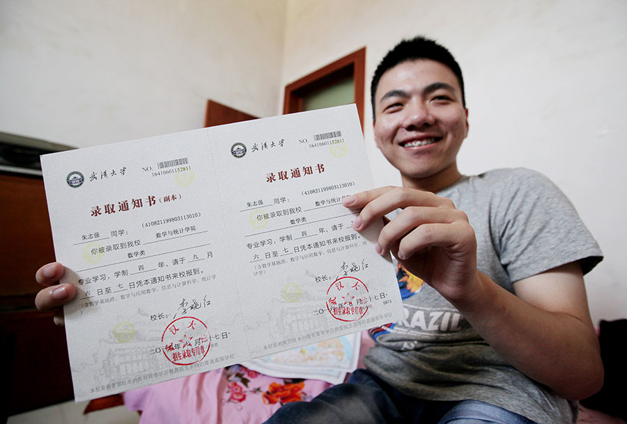 Zhu Zhiqiang muestra con orgullo su carta de admisión a la Universidad de Wuhan en su casa de Jiaozuo, provincia de Henan, el 1 de agosto de 2016.