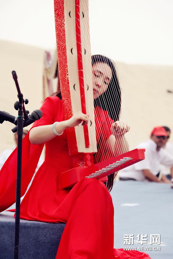 Celebran el primer concierto de Konghou en el desierto de Xinjiang