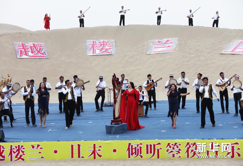 Celebran el primer concierto de Konghou en el desierto de Xinjiang