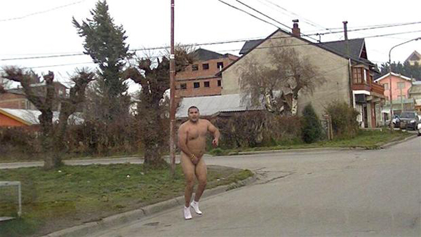 Un hombre corre desnudo por la calle para escapar del marido de su amante