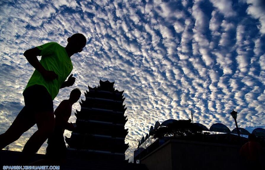 Shandong: Nubes flotan en el cielo azul sobre Zaozhuang