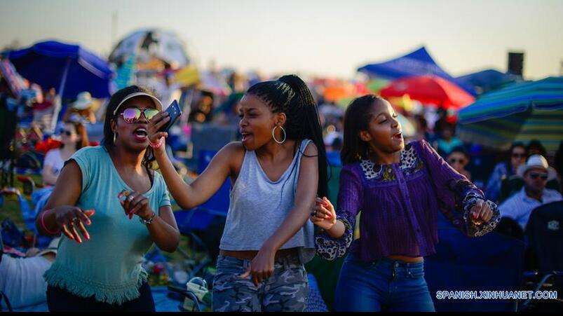 Tres mujeres bailan durante el festival musical "Huawei Joburg Day", en Johannesburgo, Sudáfrica, el 3 de septiembre de 2016. El festival musical anual "Joburg Day", patrocinado en 2016 por la empresa china Huawei, comenzó el sábado con la participación de 11 grupos artísticos locales y bandas al que acudieron aproximadamente 22,000 visitantes. (Xinhua/Zhai Jianlan)