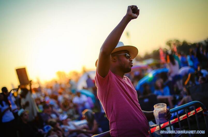 Un hombre reacciona durante su asistencia al festival musical "Huawei Joburg Day", en Johannesburgo, Sudáfrica, el 3 de septiembre de 2016. El festival musical anual "Joburg Day", patrocinado en 2016 por la empresa china Huawei, comenzó el sábado con la participación de 11 grupos artísticos locales y bandas al que acudieron aproximadamente 22,000 visitantes. (Xinhua/Zhai Jianlan)