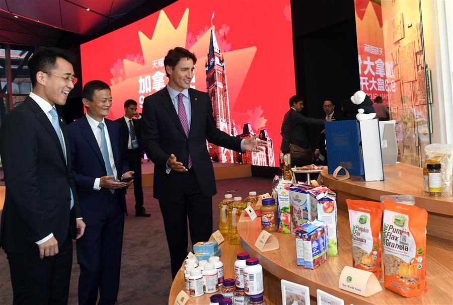 El primer ministro de Canadá, Justin Trudeau (d) y el presidente de la empresa Alibaba, Jack Ma (c), observan productos canadienses en las oficinas de Alibaba, en Hangzhou, capital de la provincia de Zhejiang, en el este de China, el 3 de septiembre de 2016. El sábado, una tienda en línea oficial de Tmall para especialidades canadienses fue lanzada en la tienda de Alibaba, una de las plataformas en línea más populares en China. El primer ministro canadiense, Justin Trudeau, se encuentra en Hangzhou para asistir a la onceava Cumbre del Grupo de los 20 (G20) que se lleva a cabo el 4 y 5 de septiembre. (Xinhua/Jin Liangkuai)
