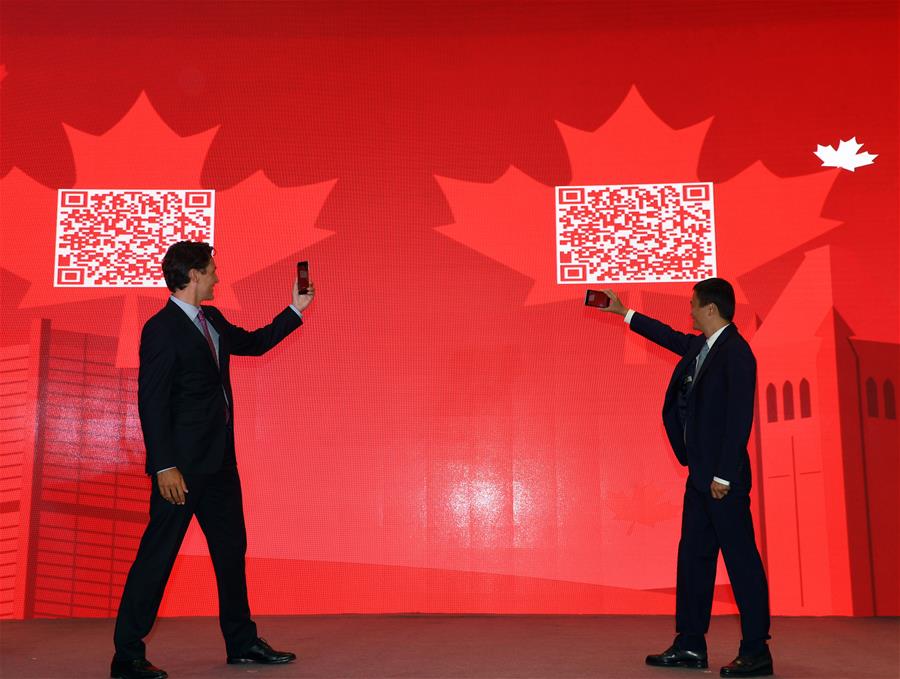 El primer ministro de Canadá, Justin Trudeau (i) y el presidente de la empresa Alibaba, Jack Ma (d), lanzan una tienda oficial de Tmall para especialidades canadienses en las oficinas de Alibaba, en Hangzhou, capital de la provincia de Zhejiang, en el este de China, el 3 de septiembre de 2016. El primer ministro canadiense, Justin Trudeau, se encuentra en Hangzhou para asistir a la onceava Cumbre del Grupo de los 20 (G20) que se lleva a cabo el 4 y 5 de septiembre. (Xinhua/Jin Liangkuai)