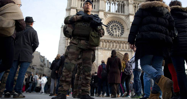 La policía francesa encuentra un coche cargado con bombonas de gas cerca de Notre Dame
