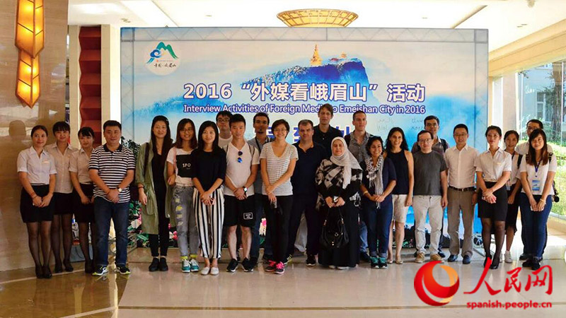 Periodistas extranjeros visitan Emeishan en Sichuan