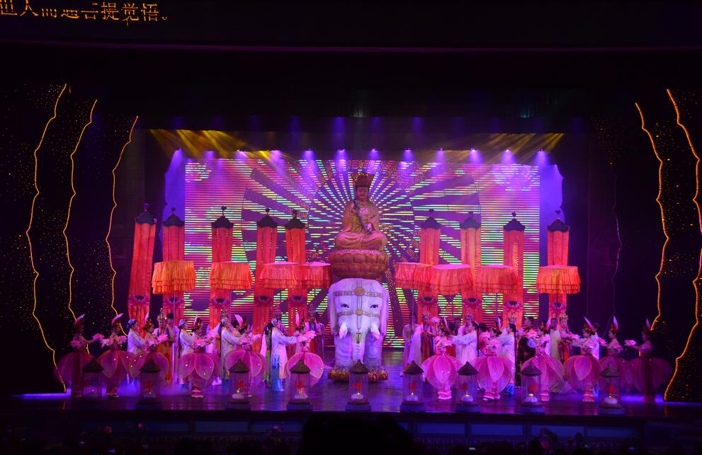 Periodistas extranjeros asisten al espectáculo “Shengxiang Emeishan” en el Teatro Xiangcheng de Emeishan